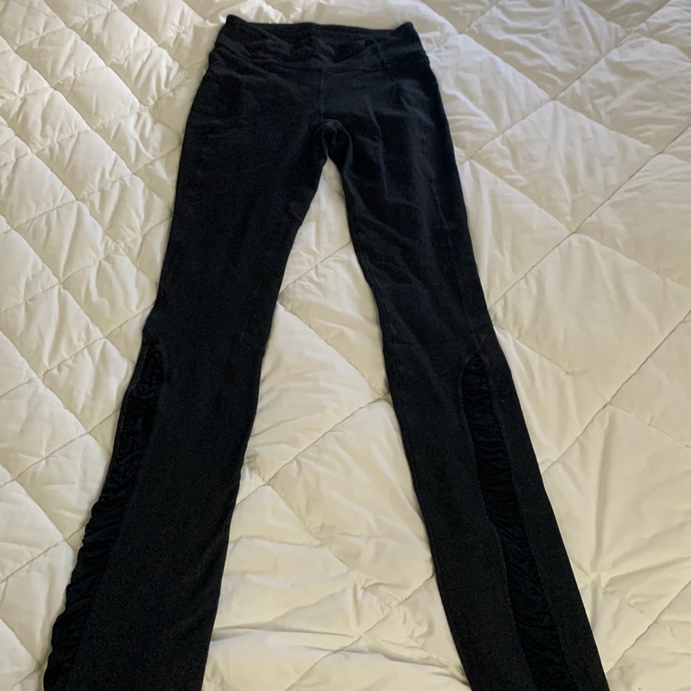 Textured black lululemon leggings